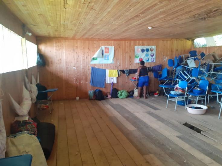 Uno de los salones de la escuela de La Herradura, en el que se refugian hasta 12 familias desplazadas por los combates en la región de Sanquianga. Marzo de 2021.