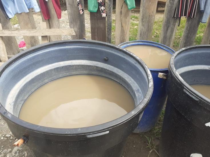 El agua que estaban tomando las personas desplazadas en la escuela La Herradura. Marzo de 2021