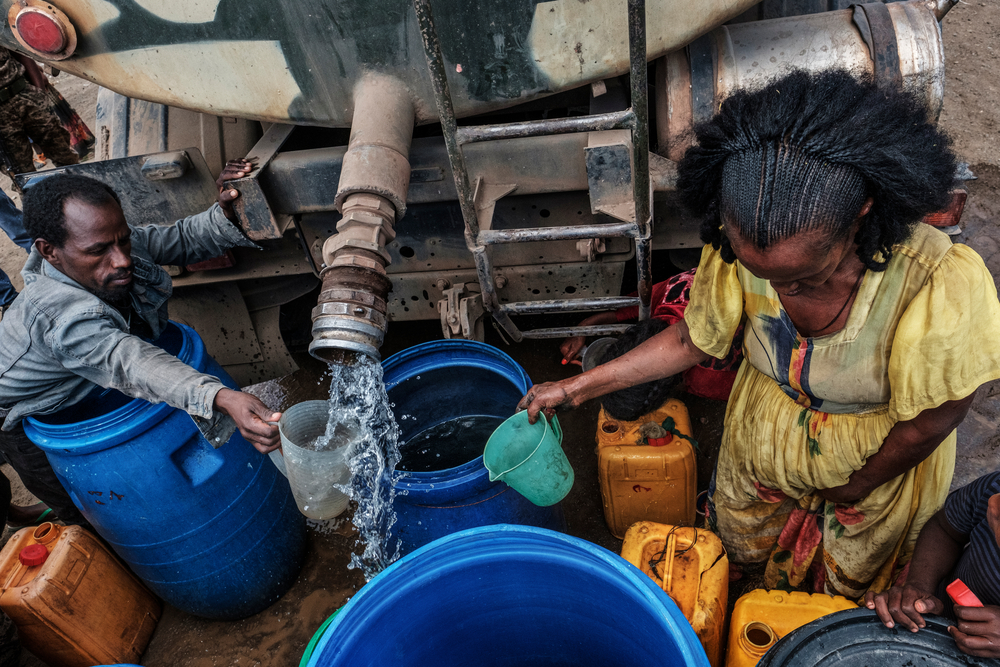 La gente recolecta agua distribuida por las Fuerzas de Defensa de Etiopía (EDF) en la aldea de Hadaelga, cerca de Chercher, en Etiopía, el 8 de diciembre de 2020.