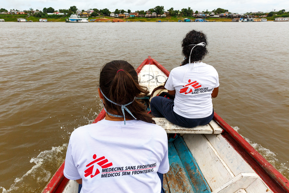 Una doctora Ebel Saavedra y una promotora de salud de MSF cruzan en bote el lago Tefé para una actividad de promoción de la salud en el barrio Abial de Tefé.
