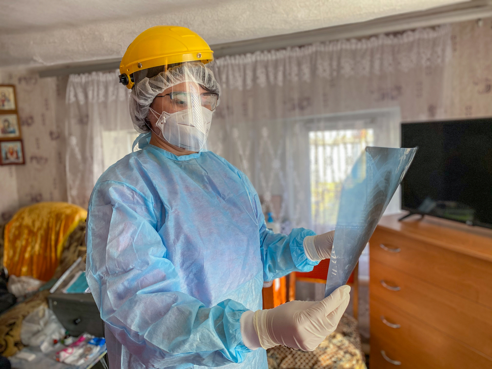 Médica de MSF revisando una placa de rayos X