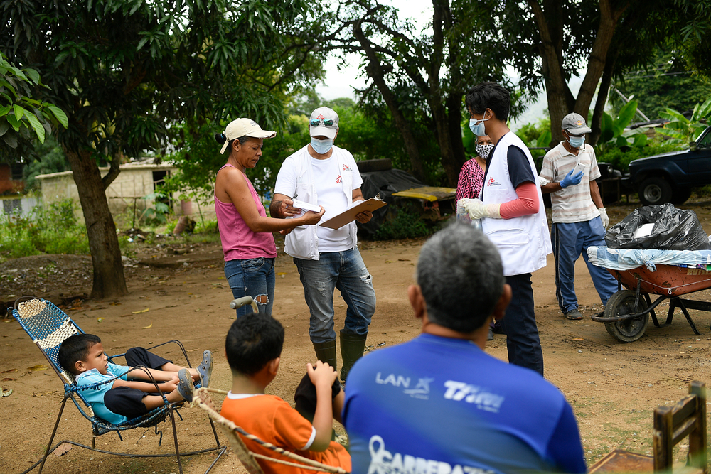 José Prado, su esposa Yeneida Blanco y sus dos hijos  Jorge y Fernando, de 7 y 8 años, reciben a los equipos de MSF en su propia casa, durante una jornada de salud integral en la comunidad de Desparramadero. 26/11/2020