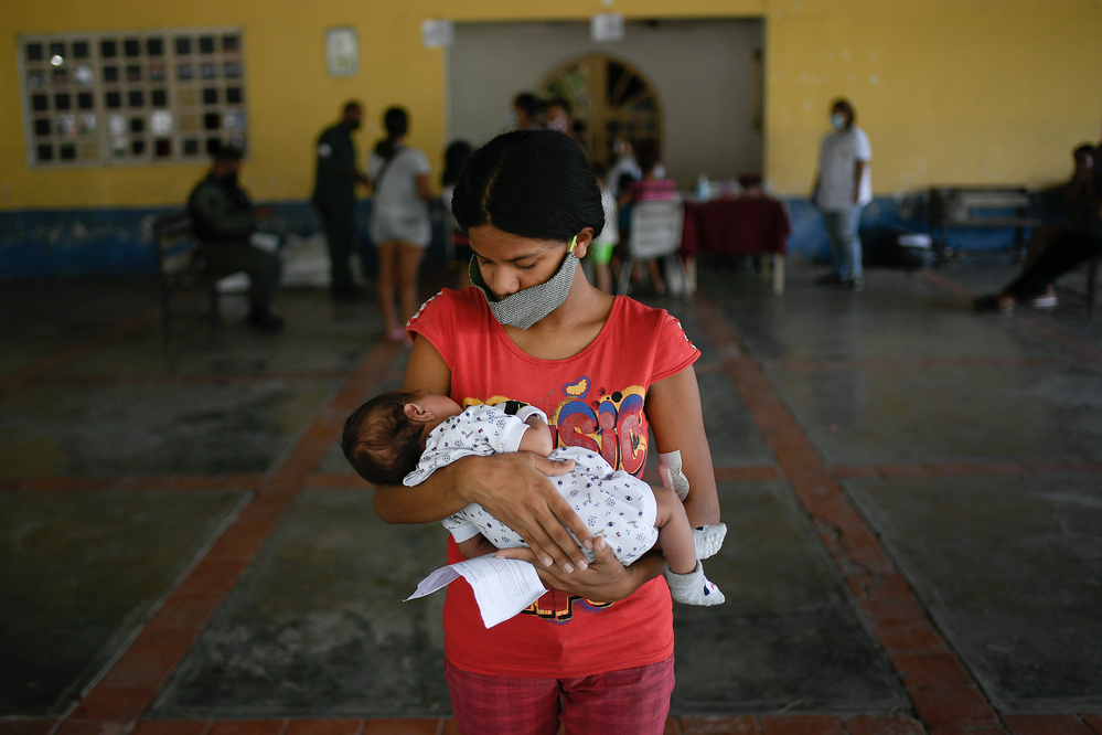 Georgina, de 19 años de edad, sostiene a su pequeño hijo Isaac de solo un mes de nacido. Ambos han asistido a la jornada integral de salud que lleva MSF junto a autoridades locales y la propia comunidad en Desparramadero, Estado Anzoátegui, Venezuela