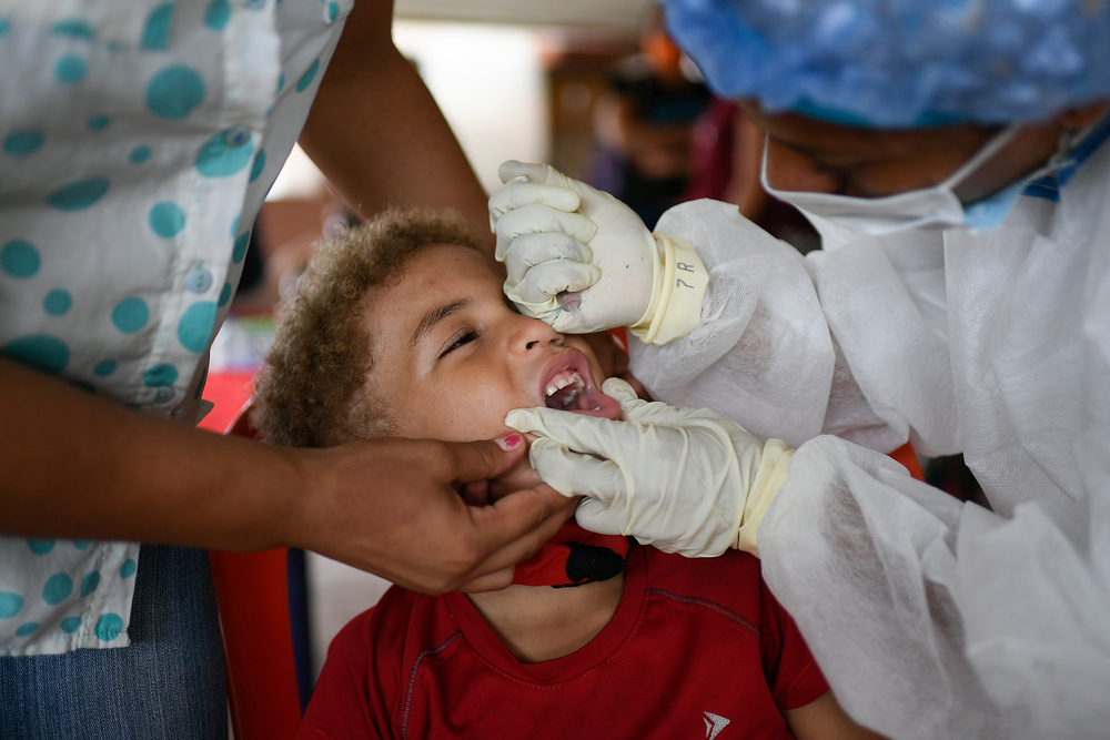 Miguel Leiva, de 5 años de edad, recibe la vacuna de la polio durante una jornada integral de salud que realiza MSF junto a autoridades locales y la propia comunidad en Desparramadero. 26/11/2020