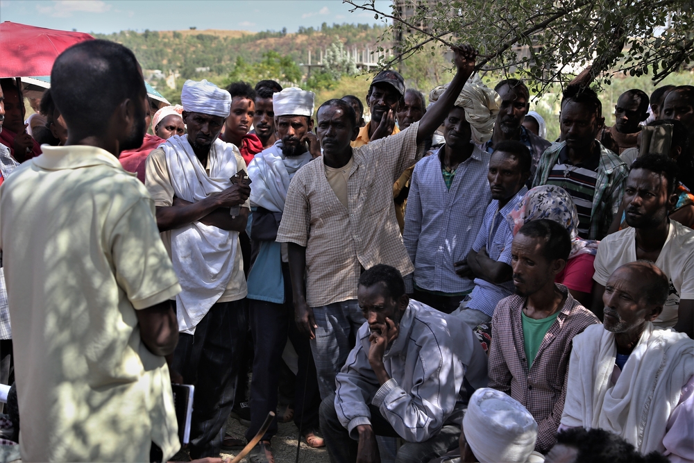 Un grupo de personas desplazadas debaten en la escuela Abdimalaha de la ciudad de Adwa. Marzo de 2021.