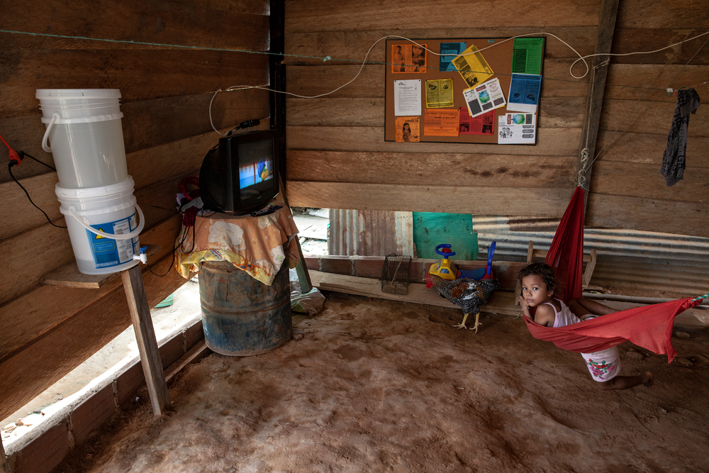 Interior de una casa en el asentamiento El Divino Niño, en La Gabarra. Febrero de 2021.