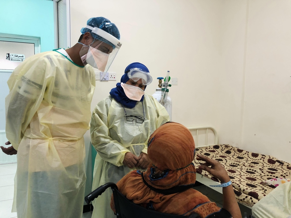 Una paciente de COVID-19 es transferida de la unidad de cuidados intensivos al departamento de hospitalización después de que su condición se estabilizó. Aden, Yemen. Marzo de 2021.