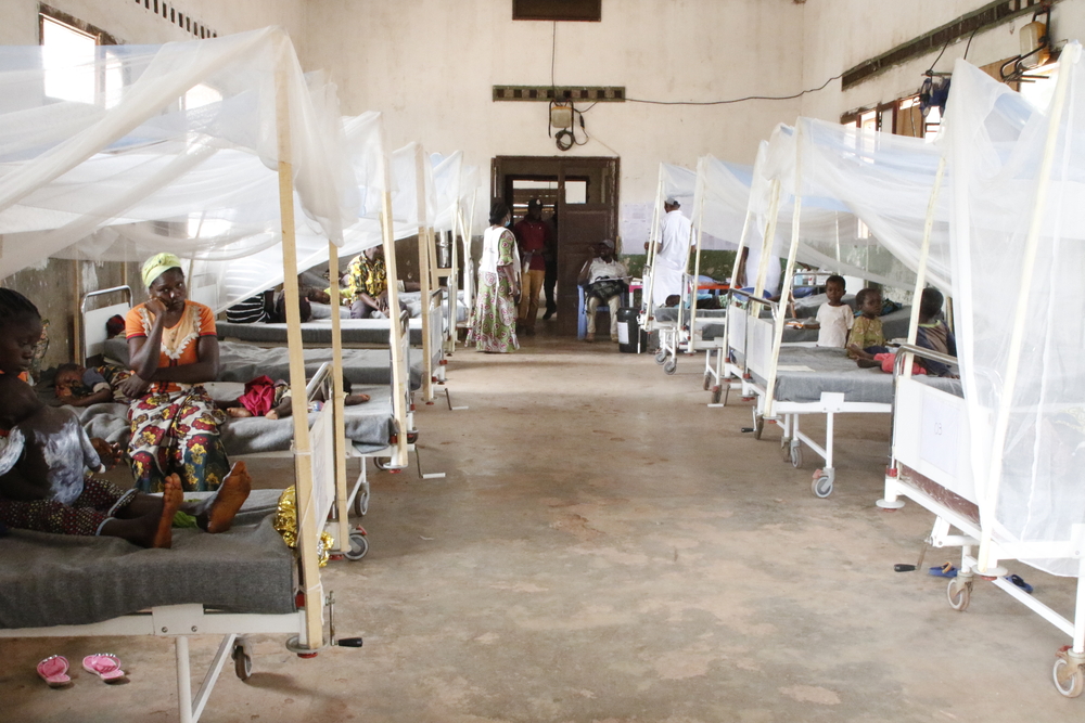 Pacientes con sarampión en la sala del hospital general de Bosobolo. Febrero de 2021