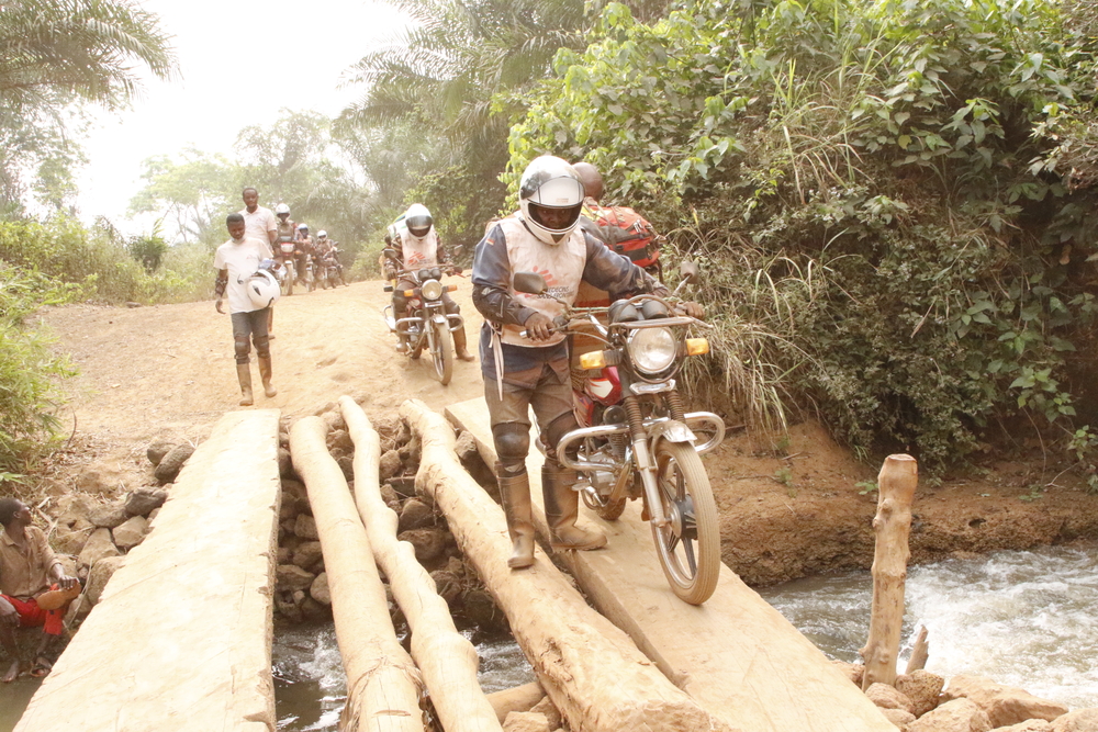 El equipo de emergencia de MSF cruza un pequeño río en la zona sanitaria de Bosobolo. Febrero de 2021 