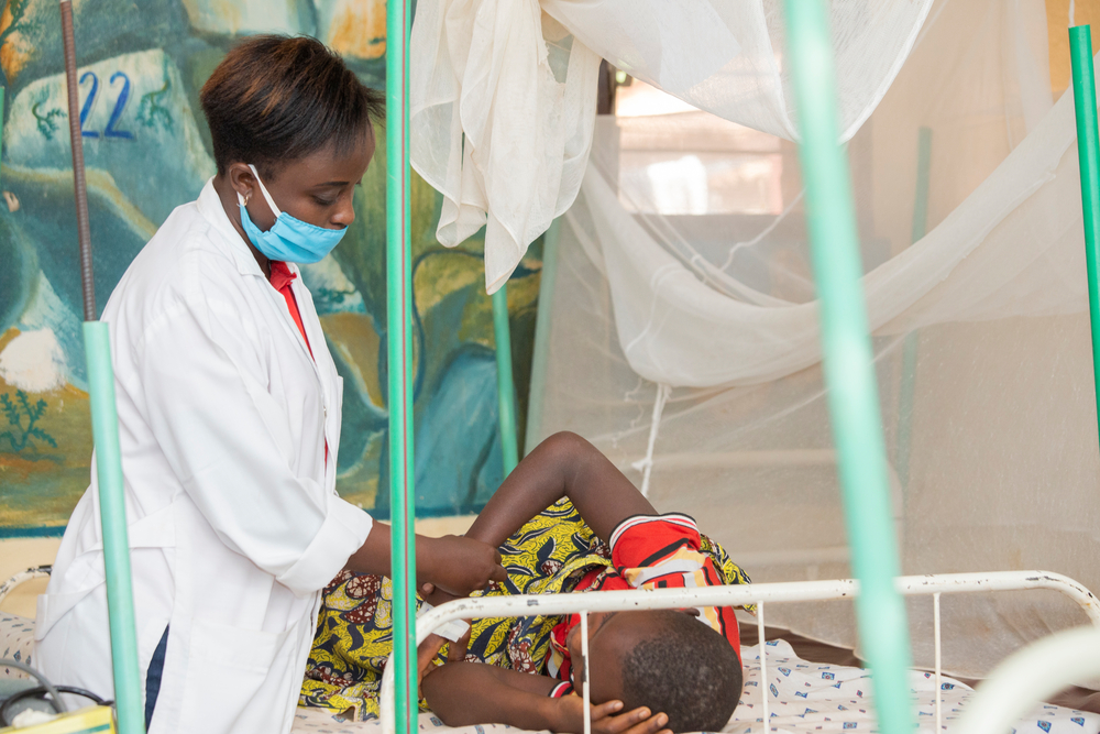 Un paciente con malaria está siendo atendido por Médicos Sin Fronteras en uno de los 14 centros de salud en los que ofrecemos tratamiento gratuito en Kinyinya. Septiembre de 2020