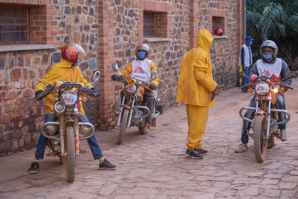 Un equipo de pulverizadores está por salir de la base en Gisuru hacia el distrito de Kinyinya, donde se encuentran las casas para rociar. Septiembre de 2020