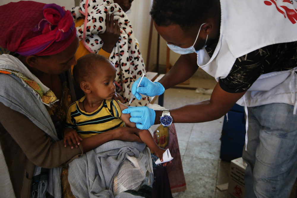 Un niño es vacunado en una clínica móvil en un centro de salud de Sebeya, Tigray, Etiopía. Marzo de 2021