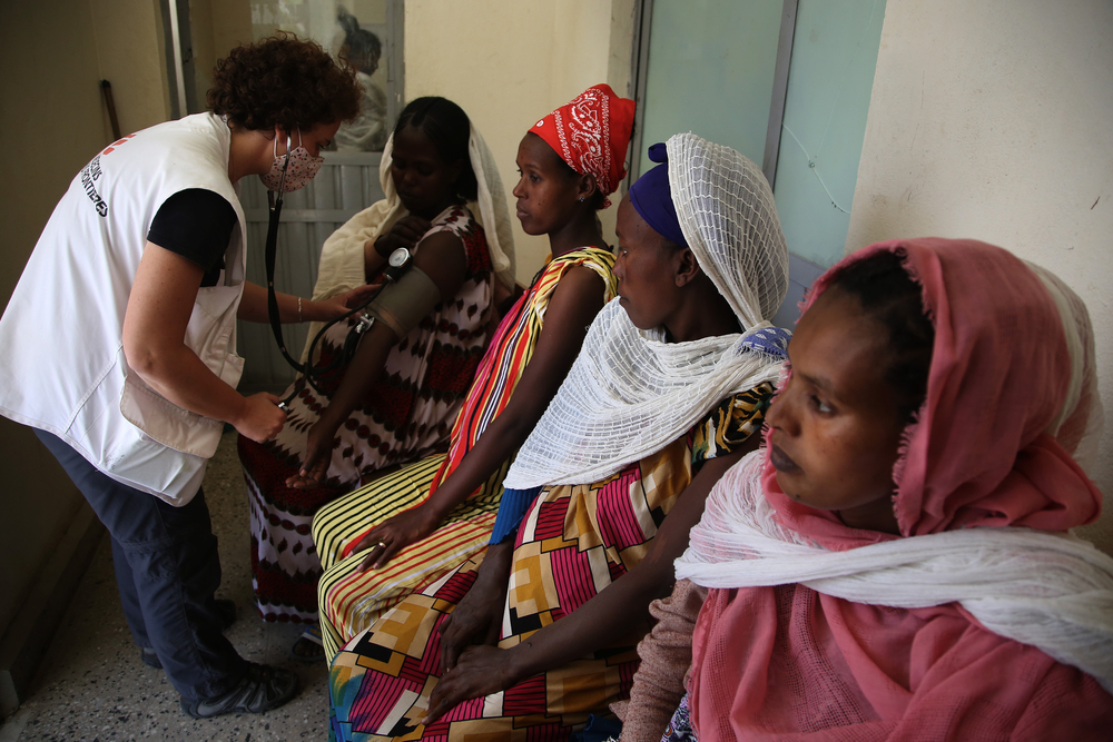 Rita Costa, partera de MSF, controla la presión arterial de una paciente antes de una consulta prenatal en una clínica móvil en Sebeya, Tigray, Etiopía. Marzo de 2021