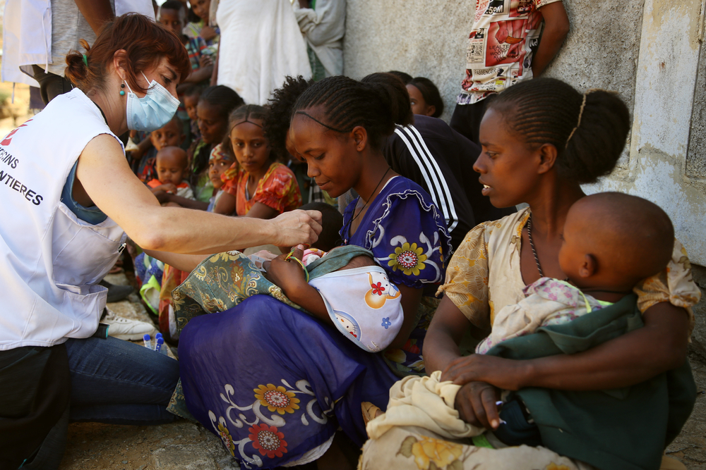 Naiara, enfermera de MSF, revisa a un niño en una clínica móvil en la aldea de Adiftaw en Tigray, Etiopía. Marzo 2021