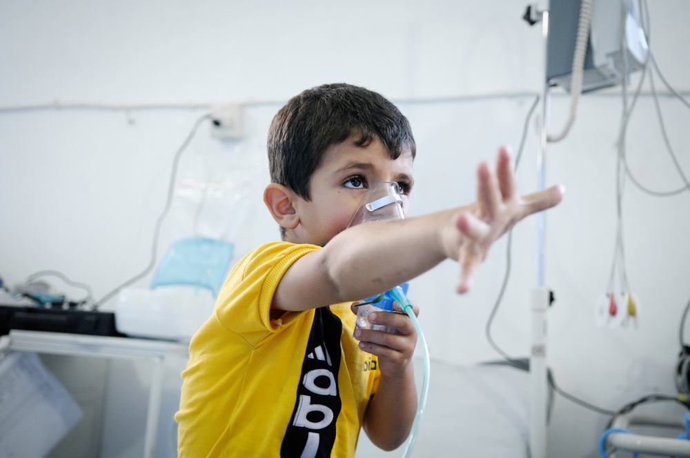 2013: aumentan las necesidades de los sirios. En agosto de 2013, equipos médicos de tres hospitales que apoyados en la provincia de Damasco admiten a 3.600 pacientes con síntomas neurotóxicos en menos de tres horas.