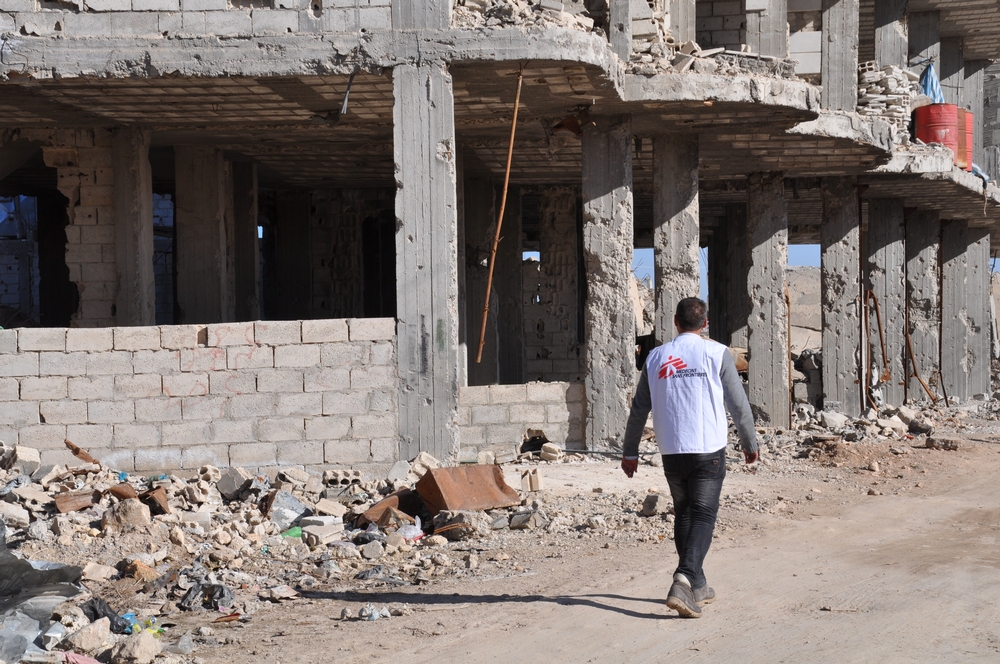 2013: aumentan las necesidades de los sirios. Ese año, en el noreste de Siria, cerca de la frontera con Turquía, ponemos en marcha proyectos en Kobane / Ain al Arab y Tal Abyad con el fin de proporcionar servicios médicos a las personas que huyen.