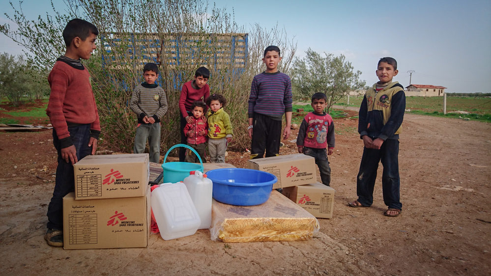 En abril de 2017, después de que unas 30,000 personas huyen de Dara'a, MSF organiza una distribución de emergencia de artículos de socorro esenciales a las familias desplazadas. 