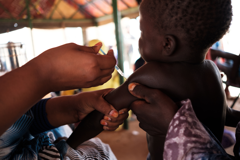 Un niño es vacunado por MSF en el campo de refugiados de Mbera en Mauritania, 11/08/2018