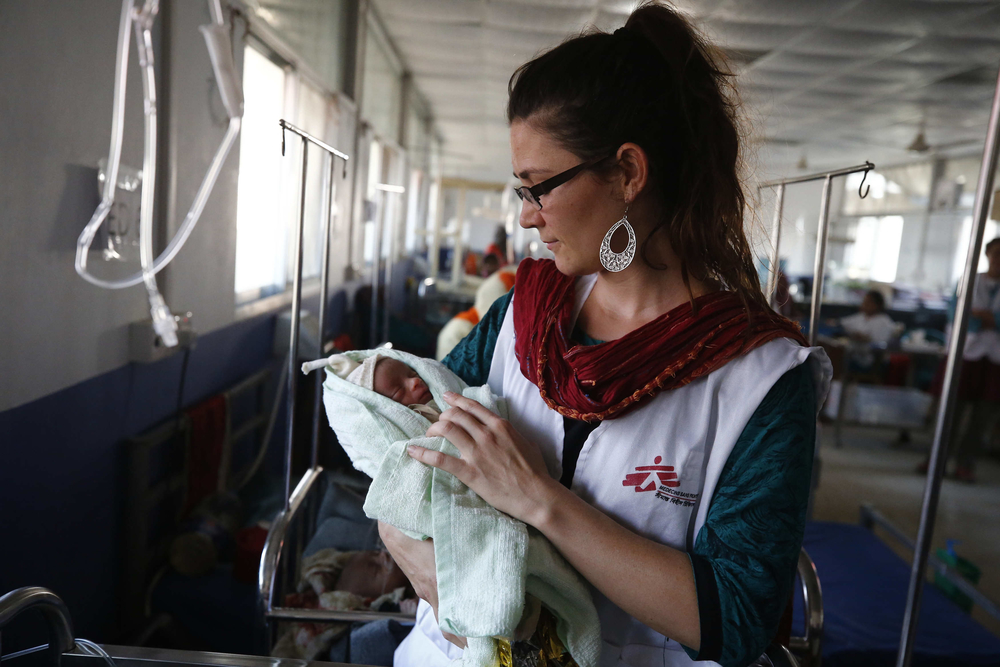Sophie, una enfermera de MSF, con un bebé en el hospital de MSF en Kutupalong