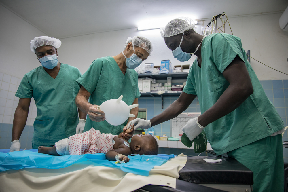 Un cirujano de MSF consuela a una niña con de quemaduras graves antes de su anestesia, en el quirófano del hospital regional de Maroua, donde ofrecemos servicios de cirugía de emergencia 24 horas al día, 7 días a la semana.