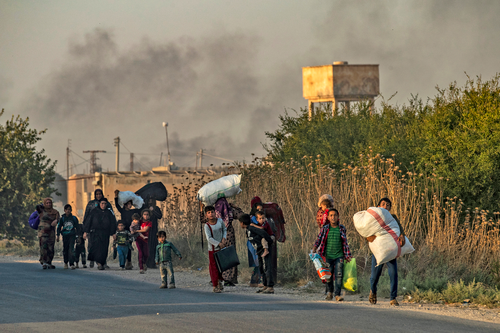 2019: Operaciones militares en el norte. En octubre, tras el lanzamiento de las operaciones militares turcas en el norte de Siria, los residentes huyen de las ciudades y pueblos a lo largo de la frontera para escapar de los fuertes bombardeos. 