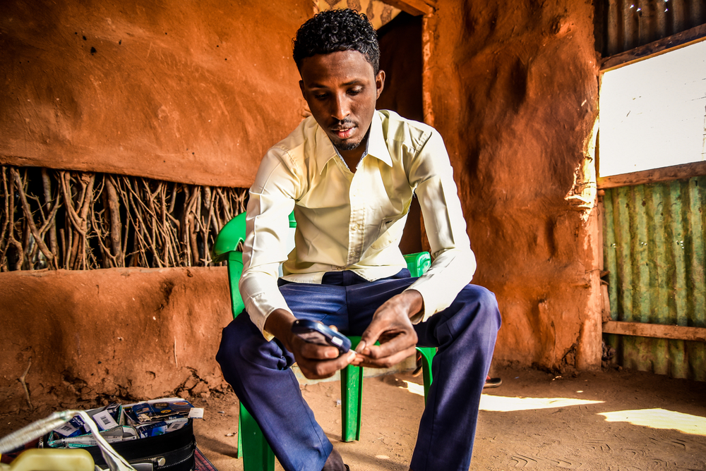 Mohamed Hussein Bule, de 27 años, vive con diabetes de Tipo 1. Llegó al campo de refugiados de Dabaad en Kenia en 1992, huyendo de la violencia en Somalia. Es profesor de Ciencias en una escuela primaria en Dagahaley.