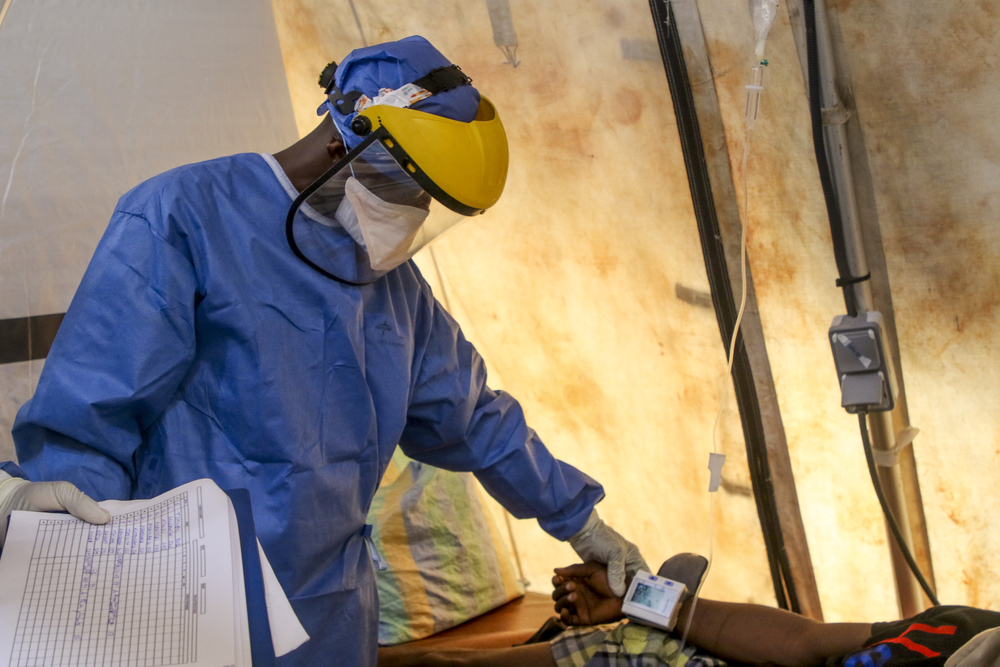 Nuestro personal de salud revisa a un paciente con COVID-19 en el hospital Saint-Joseph al que apoyamos en Kinshasa. República Democrática del Congo, mayo de 2020
