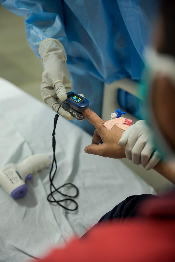 Nuestro personal médico revisa a un paciente con COVID-19 en el hospital Pandit Madan Mohan Malviya Shatabdi, en Mumbai. India, agosto de 2020