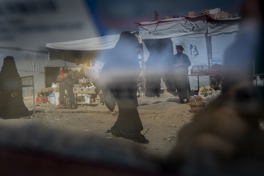 En el campamento de al Hol, sus habitantes viven en condiciones de hacinamiento: un promedio de siete personas comparten una sola carpa.