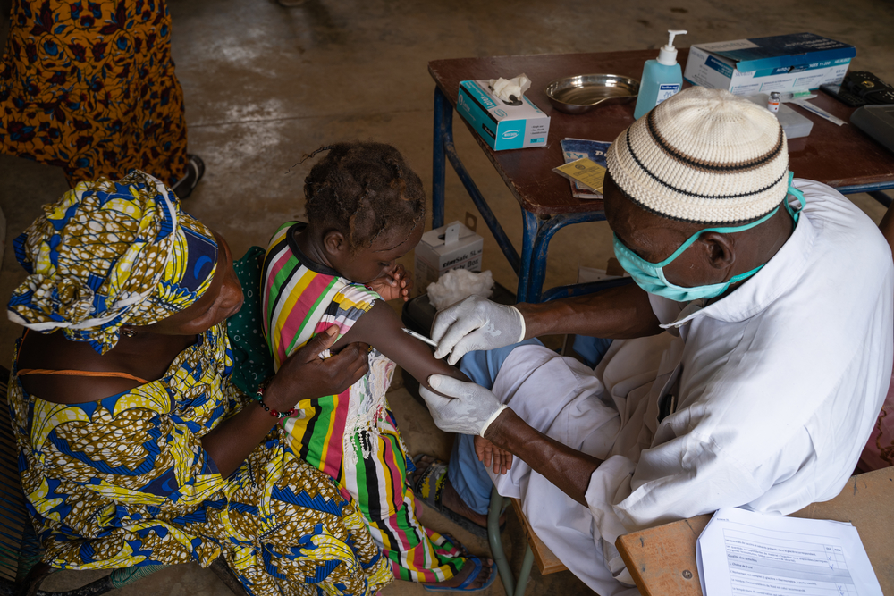 Una niña es vacunada junto a su madre en el norte de Mali.