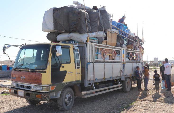 Campo de Laylan, Irak: se pide a los desplazados internos que carguen sus pertenencias en camiones proporcionados por las autoridades como parte del cierre del campo.