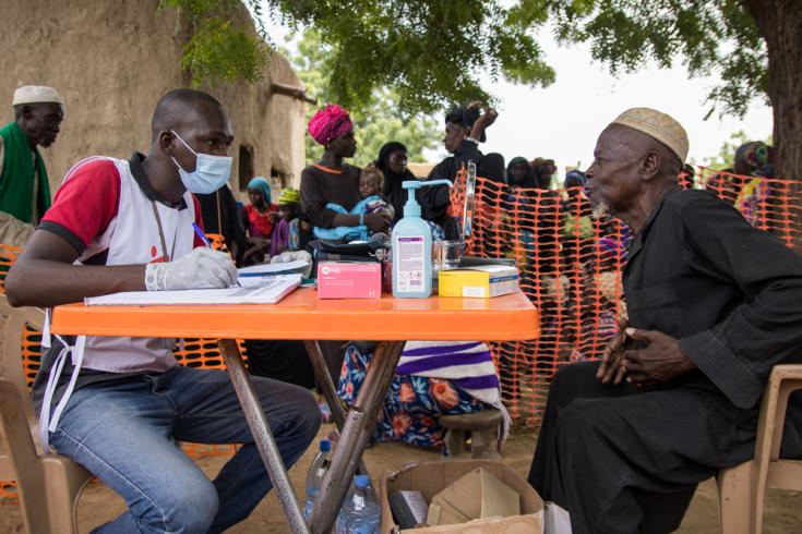 Un adulto mayor realiza una consulta en el centro médico de MSF en el centro de Mali, donde la gente huyó en busca de refugio debido a los ataques mortales en las aldeas.