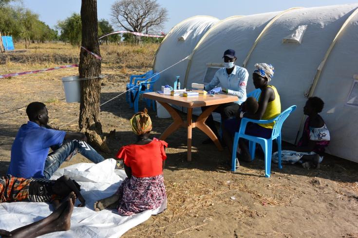 Un equipo de MSF establece una clínica móvil en Riang, estado de Jonglei. En seis días, atendieron consultas médicas para casi 800 personas.