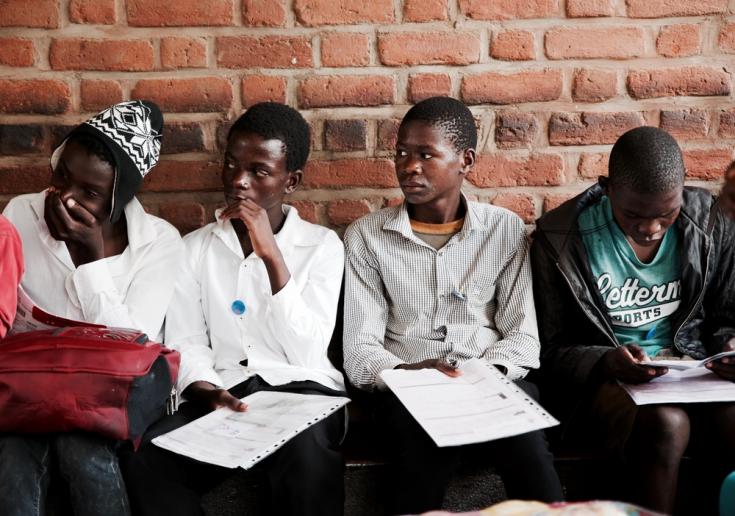 Adolescentes esperan su turno para tener una consulta médica en el Club de Adolescentes de Médicos Sin Fronteras en Chiradzulu. Foto tomada en Malaui antes de que el COVID-19 se extienda por África.