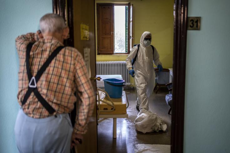 Voluntarios del cuerpo local de bomberos en labores de desinfección en la residencia Nuestra Señora de las Mercedes de El Royo (Soria). España, abril de 2020.