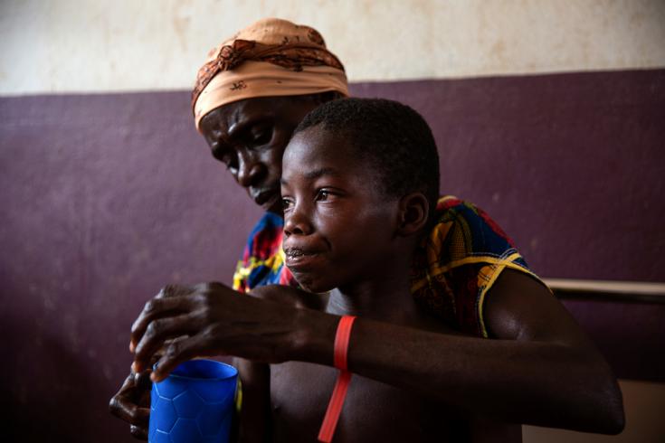 Yvonne y su hijo Maxime en la sala de sarampión del hospital Bossangoa, ella reconoció los síntomas de su hijo de la última epidemia, cuando ella era una niña.