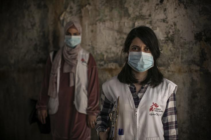 Dayana Tabbarah, promotora de salud de MSF, y Hala Hussein, enfermera de MSF, en las calles del campamento de Burj al-Barajneh, ubicado en Beirut. Juntas, hacen visitas domiciliarias a pacientes en el campamento. Mayo 2020.