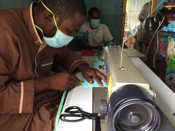 Yaya Touré, jefe de un taller de costura en Bamako- Magnabougou, hace tapabocas reutilizables. Mayo 2020.