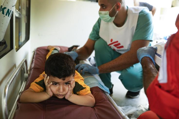 Hamza tiene cuatro años, está recibiendo tratamiento para heridas en el punto médico de MSF en Beirut después de la explosión del 4 de enero.
