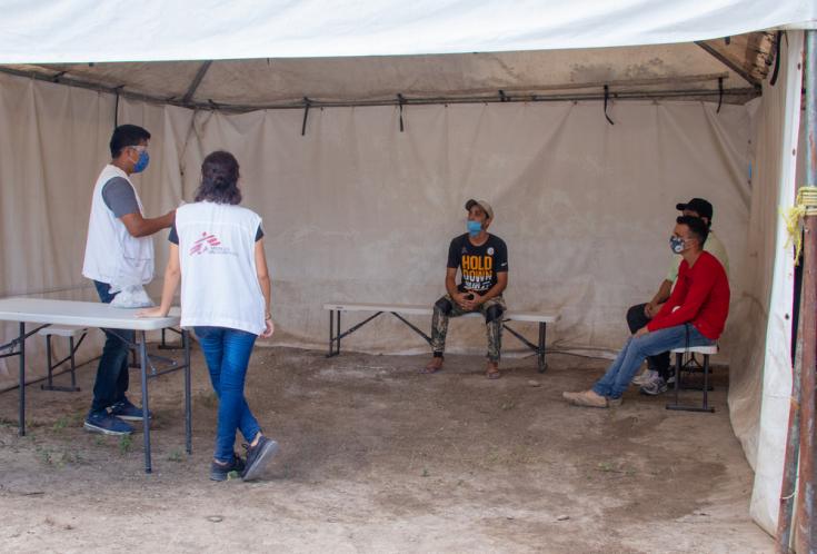 Un equipo de MSF realiza charlas de promoción de salud en la clínica instalada en el campamento.