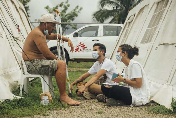 Un migrante venezolano que cruzó el Darién dialoga con parte del equipo de salud mental de nuestra organización en la Estación de Recepción Migratoria de San Vicente, Panamá.Oliver Barth.