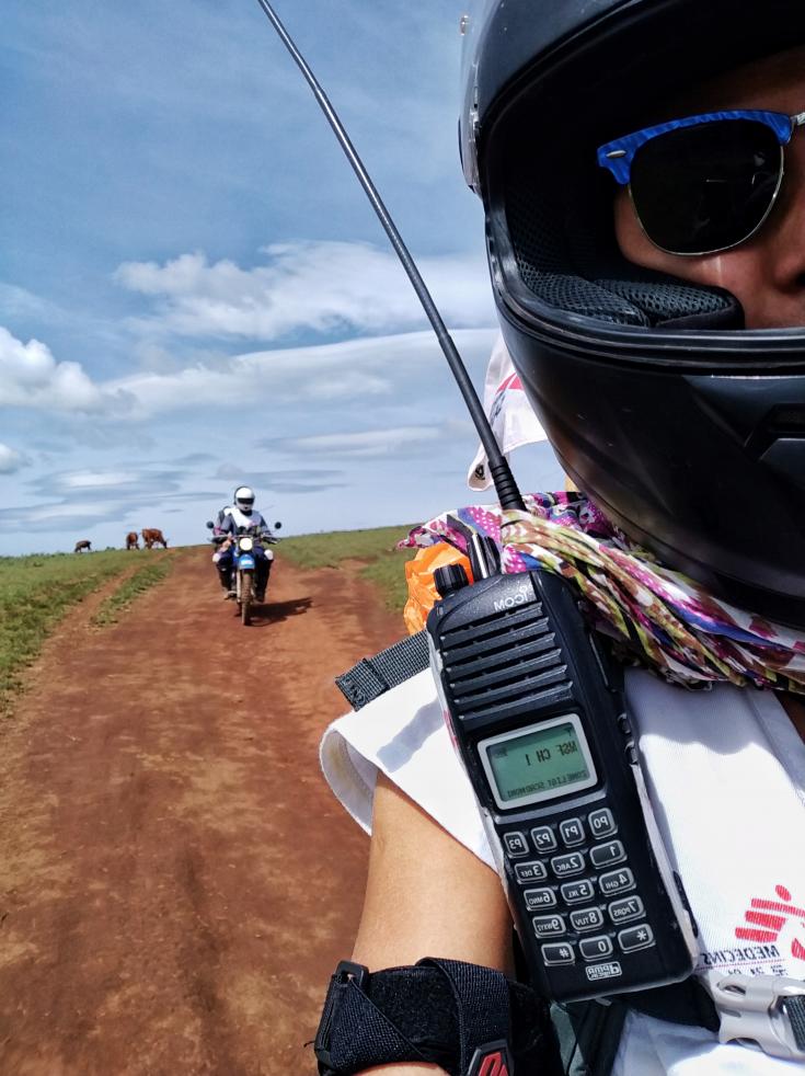 Enfermera subida en la moto camino a Muliza