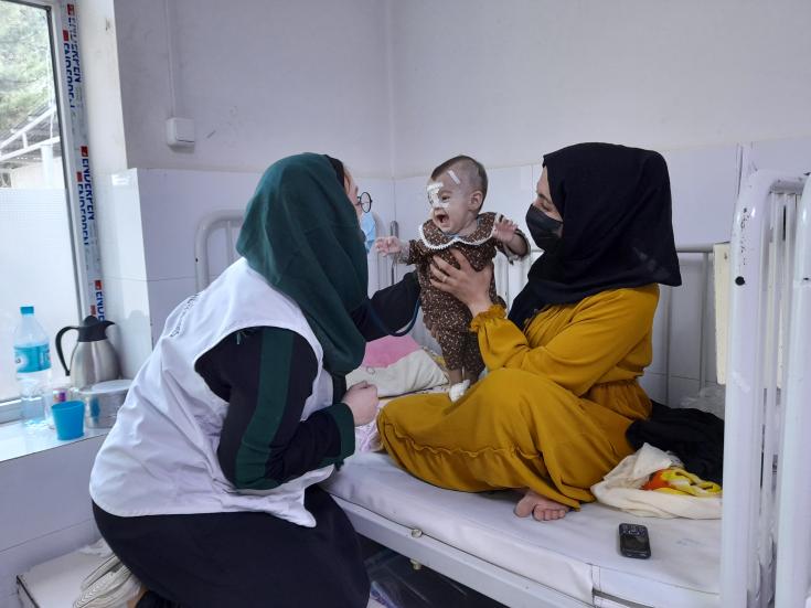 Nyayesh atendido en el departamento de pediatría del Hospital Regional de Herat, Afganistan