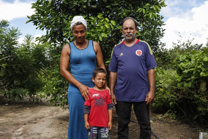 Carlitos y sus padres viven en una zona rural de Tumeremo,  en el estado Bolívar, al sur de Venezuela,  junto a más de 100 familias. Su madre, Kavilis, nos relata en esta nota los grandes esfuerzos que hace junto a su esposo para evitar que su hijo tenga que bañarse en el pozo contaminado, mejor conocido por la comunidad como el “tapón”.Jesús Vargas.