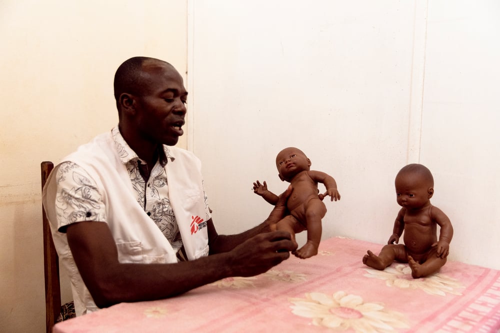 Aimé-Césaire Likosso, asesor de salud mental de nuestro proyecto Tongolo, muestra cómo usa muñecos para comunicarse con los niños y niñas sobrevivientes de violencia sexual. República Centroafricana, noviembre de 2020