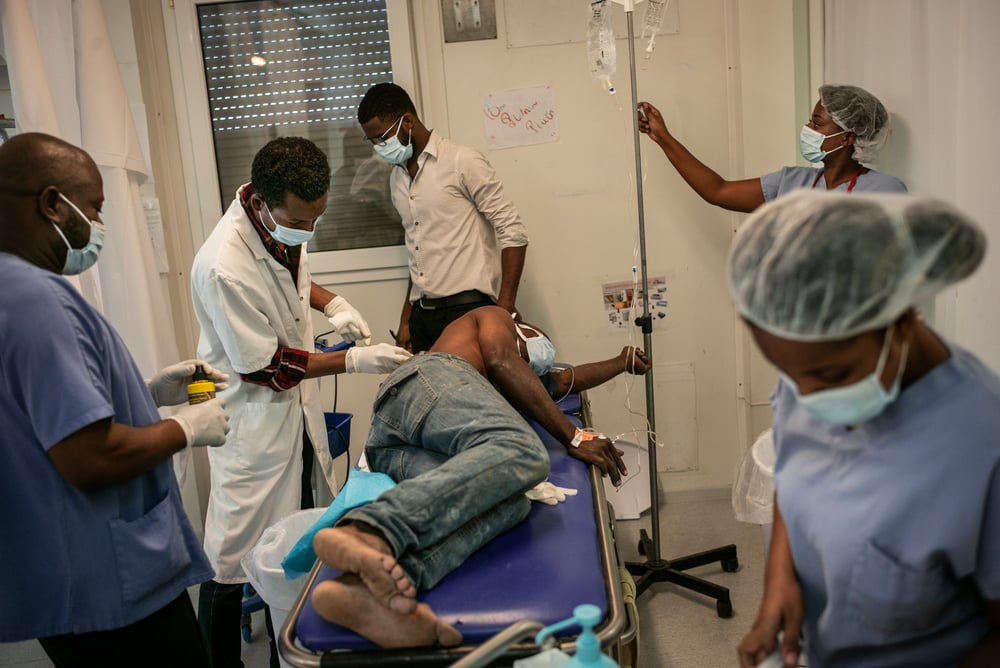 Este paciente llegó en estado de shock a nuestro hospital en Tabarre tras haber sido apuñalado, y fue atentido de inmediato en la sala de emergencias. Su herida estaba a milímetros de la columna y otros órganos vitales pero no tocaba ninguno.