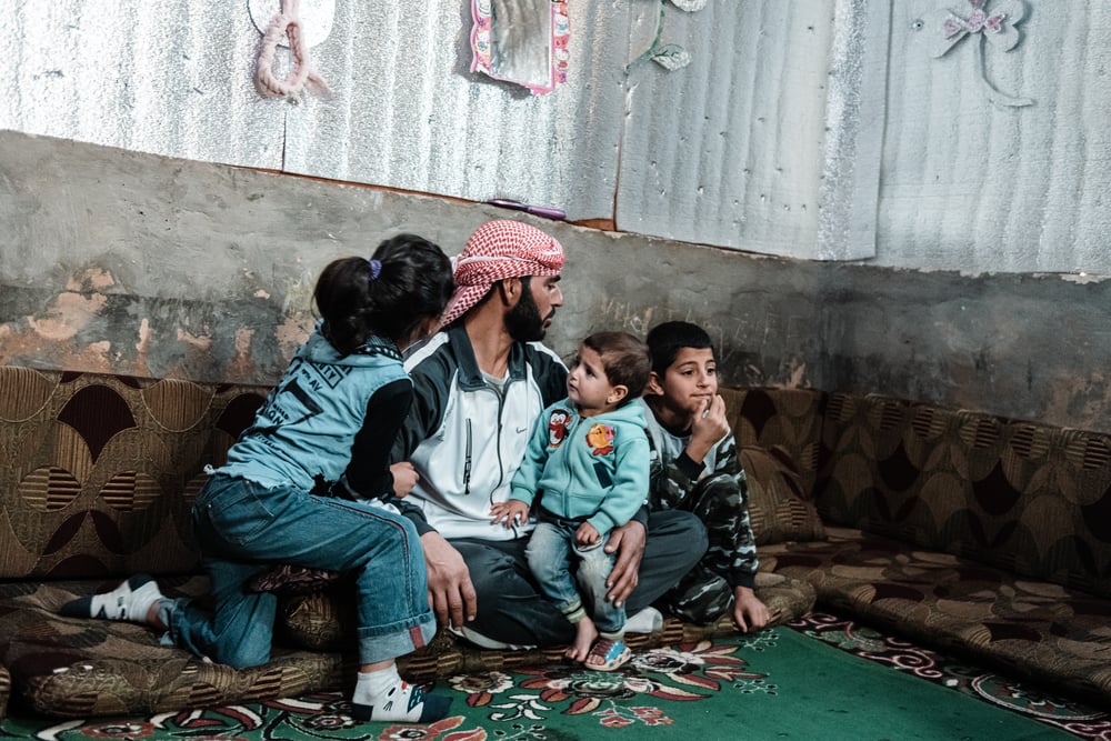 Ahmed es un refugiado sirio que llegó al Líbano en 2015 junto a su mujer y sus cuatro hijos. Desde entonces, han estado viviendo en un asentamiento informal de tiendas de campaña. Líbano, diciembre de 2020