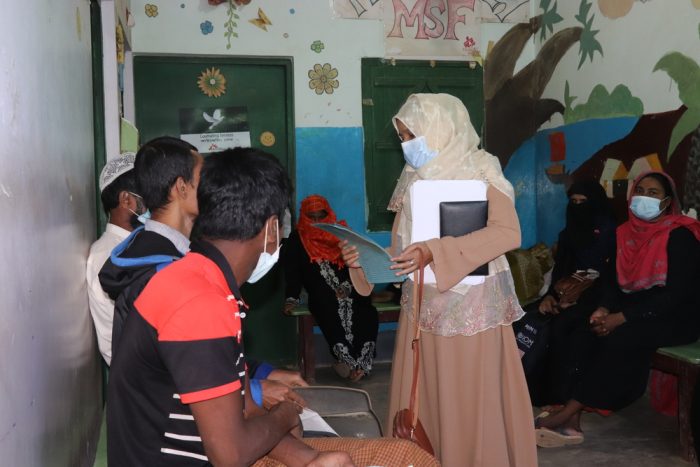 La supervisora de salud mental de MSF está recibiendo a los pacientes que visitan nuestras instalaciones en Kutupalong para recibir atención en salud mental.MSF/Farah Tanjee