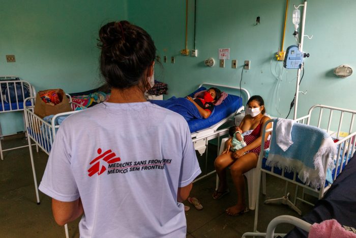 Una de nuestras promotoras de salud visita las salas del hospital regional de Tefé para explicar los pasos que deben tomar los pacientes y cuidadores para evitar el contagio de COVID-19. Diciembre de 2020
Diego Baravelli