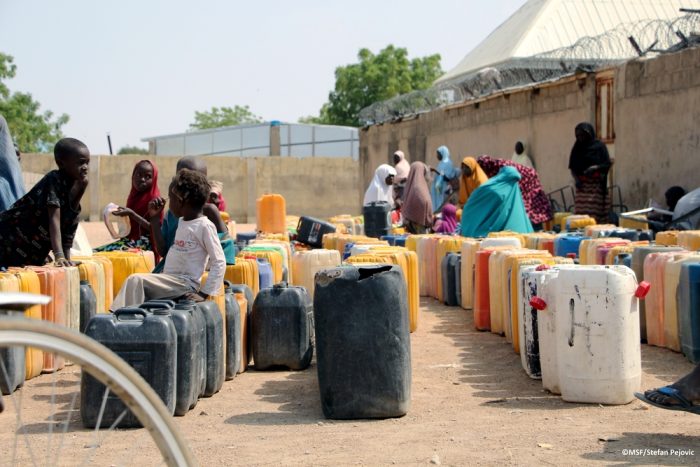 Personas esperando para cargar agua en bidones en Pulka, Nigeria. Febrero de 2021MSF/Stefan Pejovic